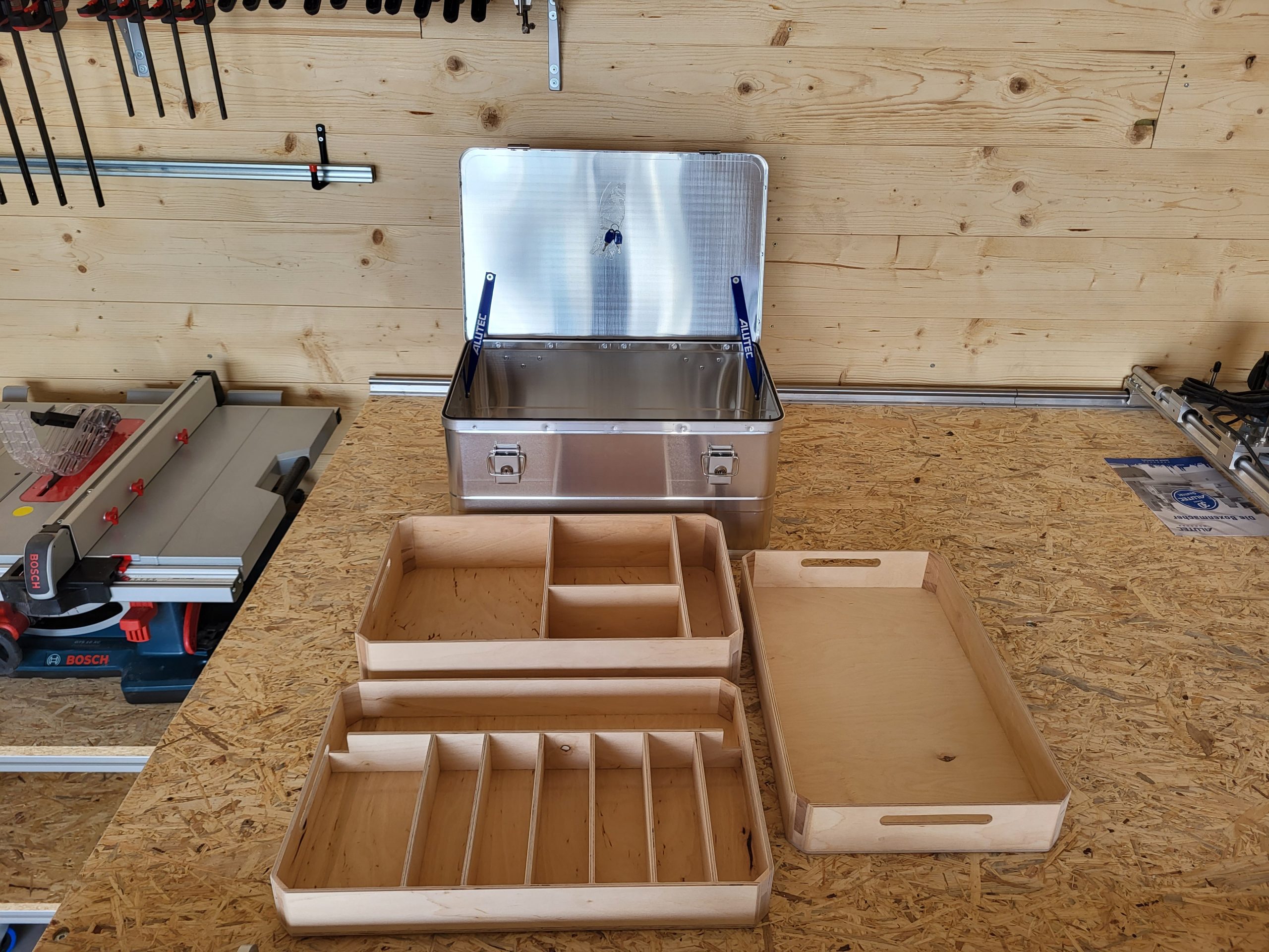 Robuster Besteck- und Geschirrorganizer aus Holz für Camper und Offroad-Boxen – individuell auf die Box abgestimmt, sauber verschraubt und optimiert für den sicheren Transport von Gläsern und Küchenutensilien