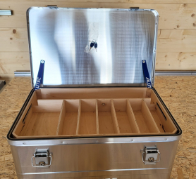 Stabile Alubox für Camping und Offroad – leicht, robust und abschließbar, ideal für den sicheren Transport von Ausrüstung, Werkzeug und Küchenmodulen auf Reisen.